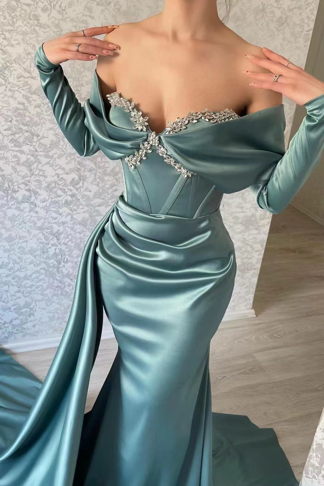 Elegant Sweetheart Portrait Long Sleeves Mermaid Prom Dress With Rhinstone Ruffles ED0396