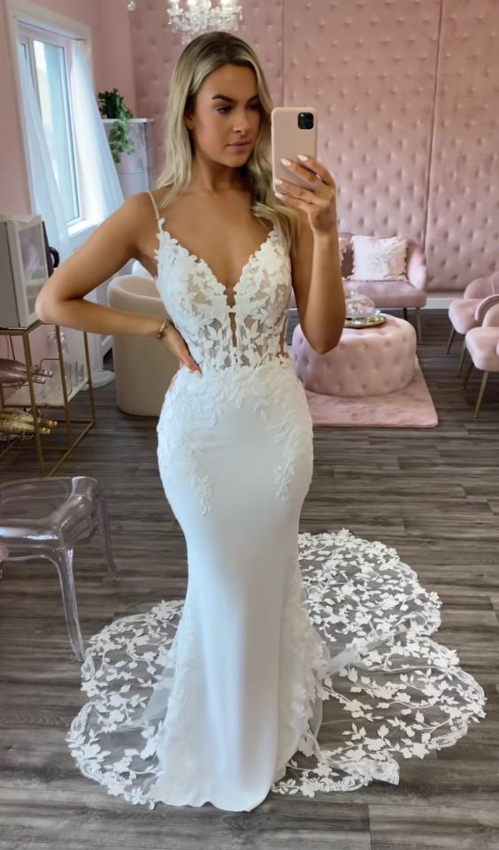 Sexy V-Neck Spaghetti Straps Illusion Lace Applique With Lace Train Wedding Dress      fg6427