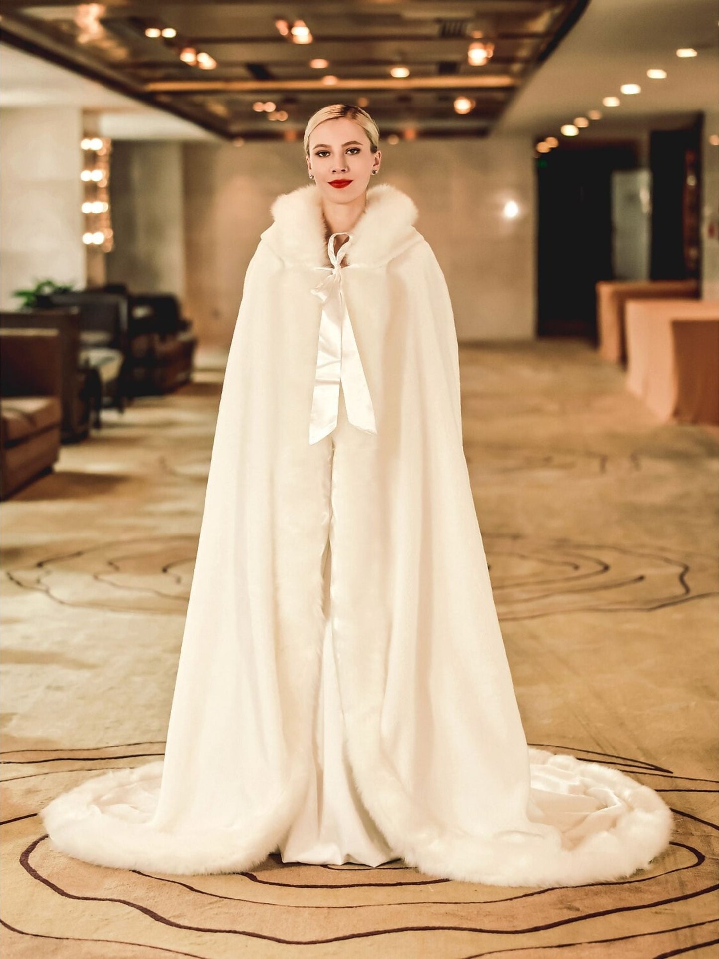 Women‘s White Retro Elegant Faux Fur Floor Length Wrap Cloak with Tie