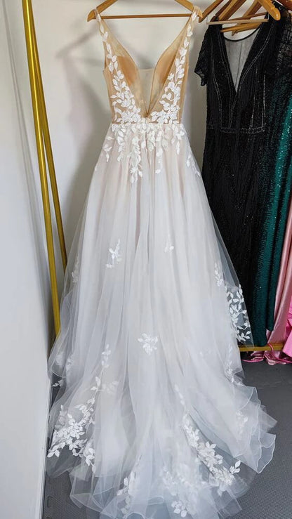 A-Line/Princess V-Neck Floor-length Lace Wedding Dress