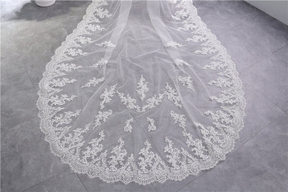 One-tier Lace Wedding Veil with Appliques