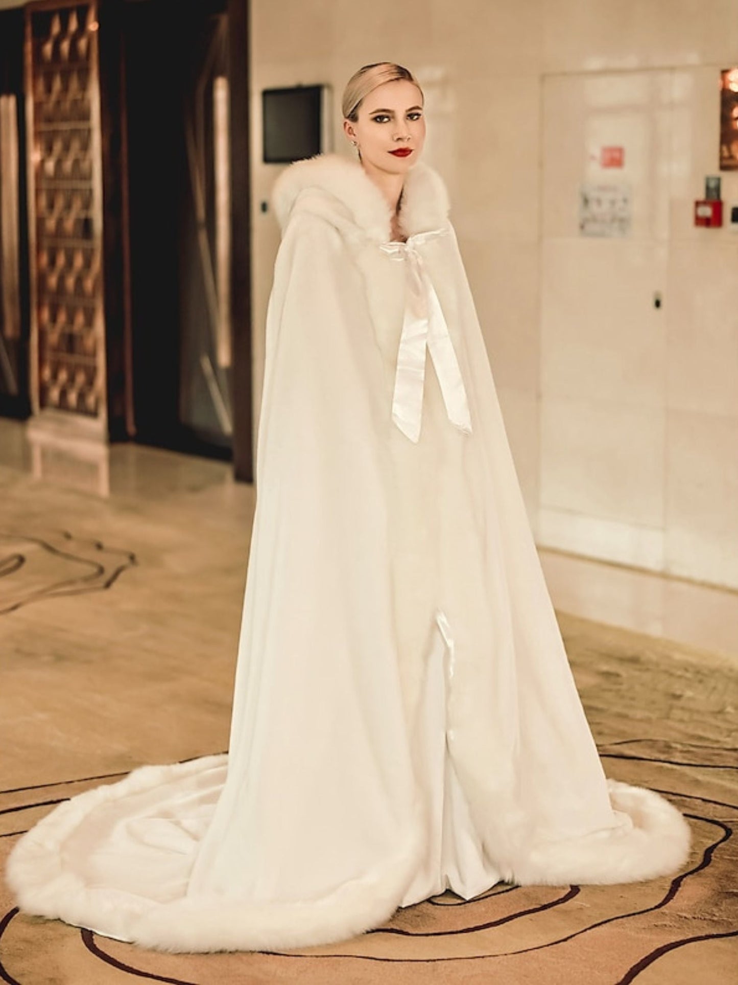 Women‘s White Retro Elegant Faux Fur Floor Length Wrap Cloak with Tie