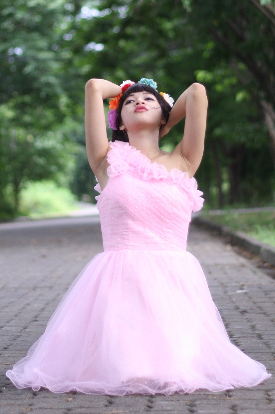 A-line One-shoulder Knee Length Tulle Handmade Flower Homecoming Dress