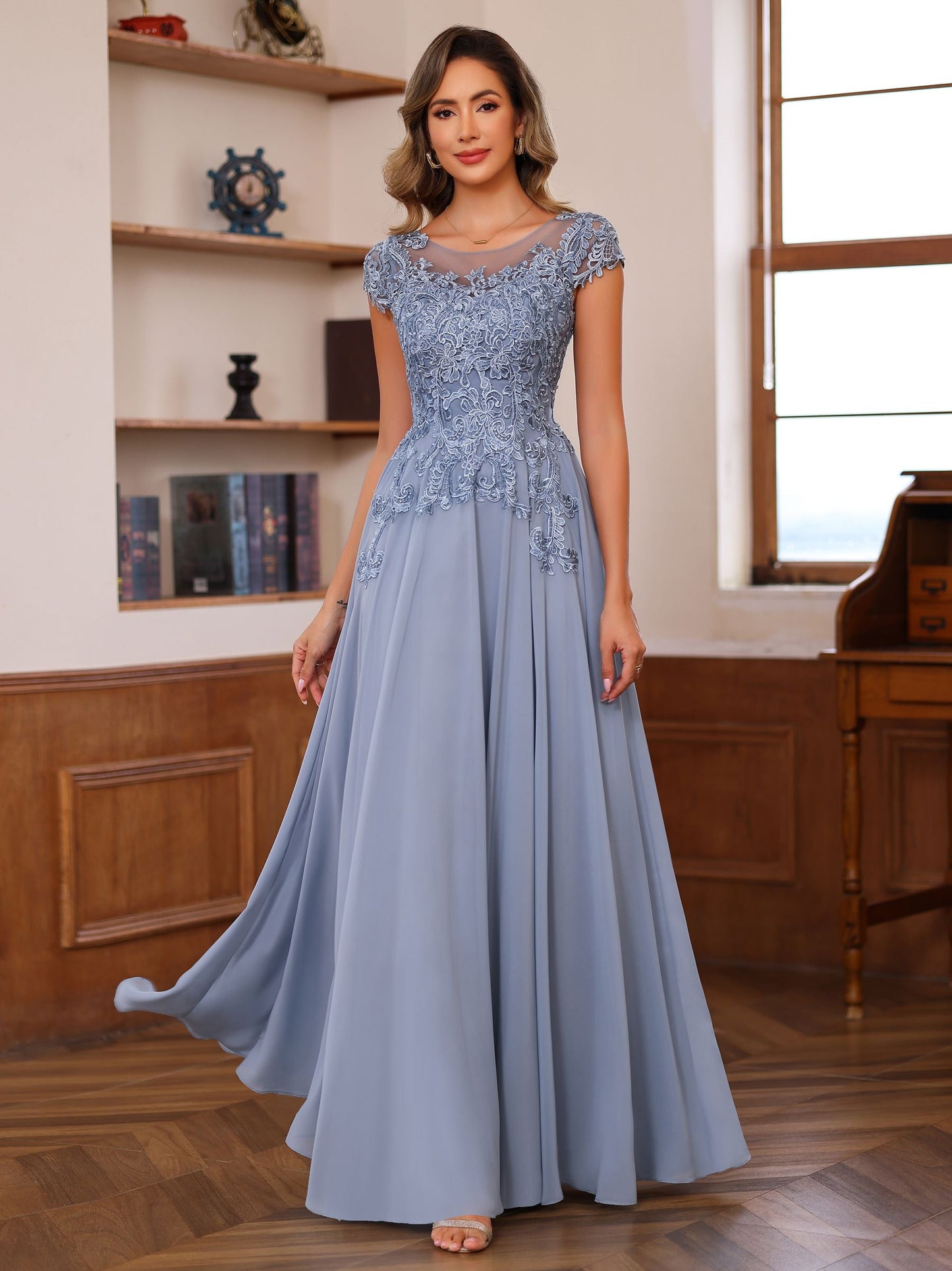 A-Line/Princess Scoop Neck Short Sleeves Floor-Length Mother of the Bride Dresses with Appliques