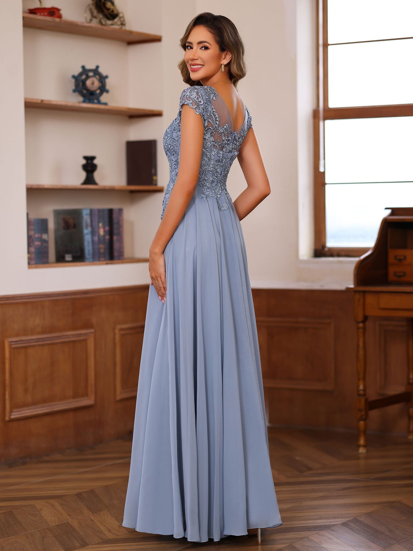 A-Line/Princess Scoop Neck Short Sleeves Floor-Length Mother of the Bride Dresses with Appliques