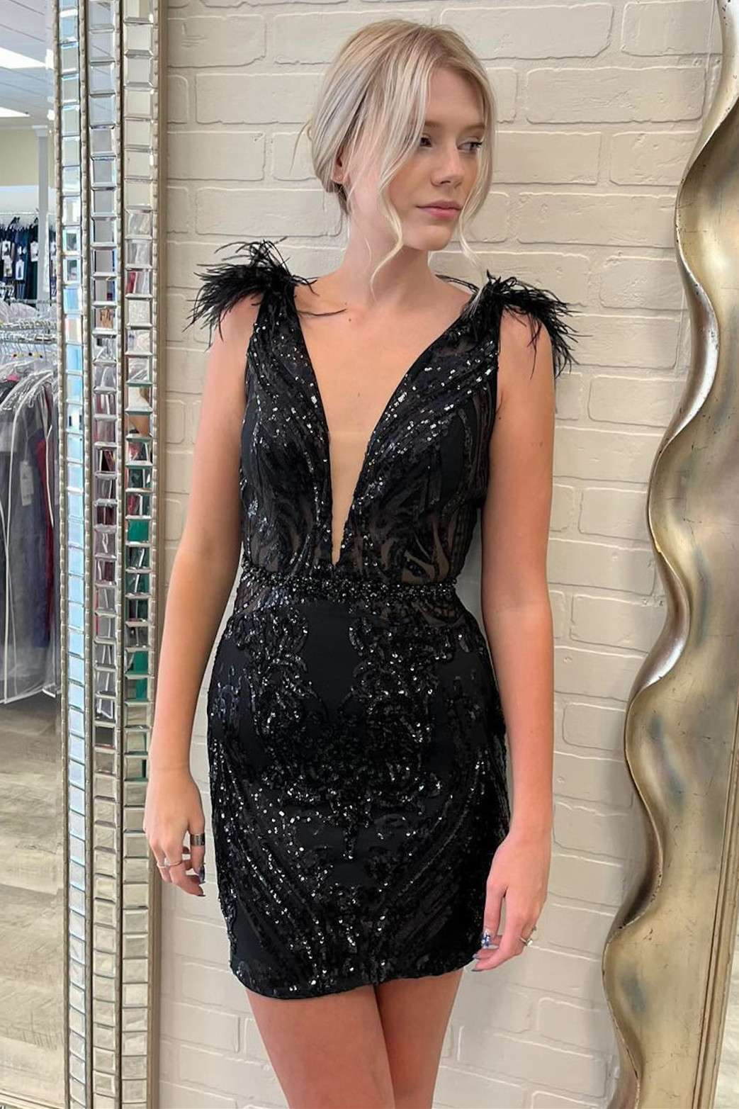 Black Plunge V Feathers Short Party Gown gh1277