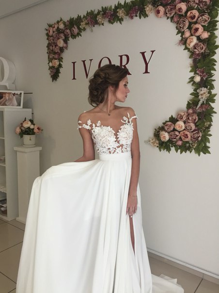 Classic Lace Appliques Wedding Dress Long Chiffon Split