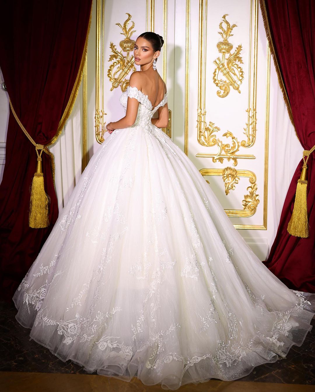 Fabulous Long A-line Off-the-shoulder V-neck Appliques Wedding Dress