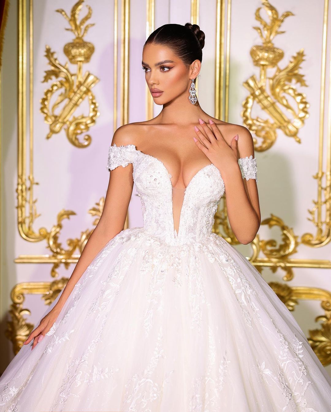 Fabulous Long A-line Off-the-shoulder V-neck Appliques Wedding Dress