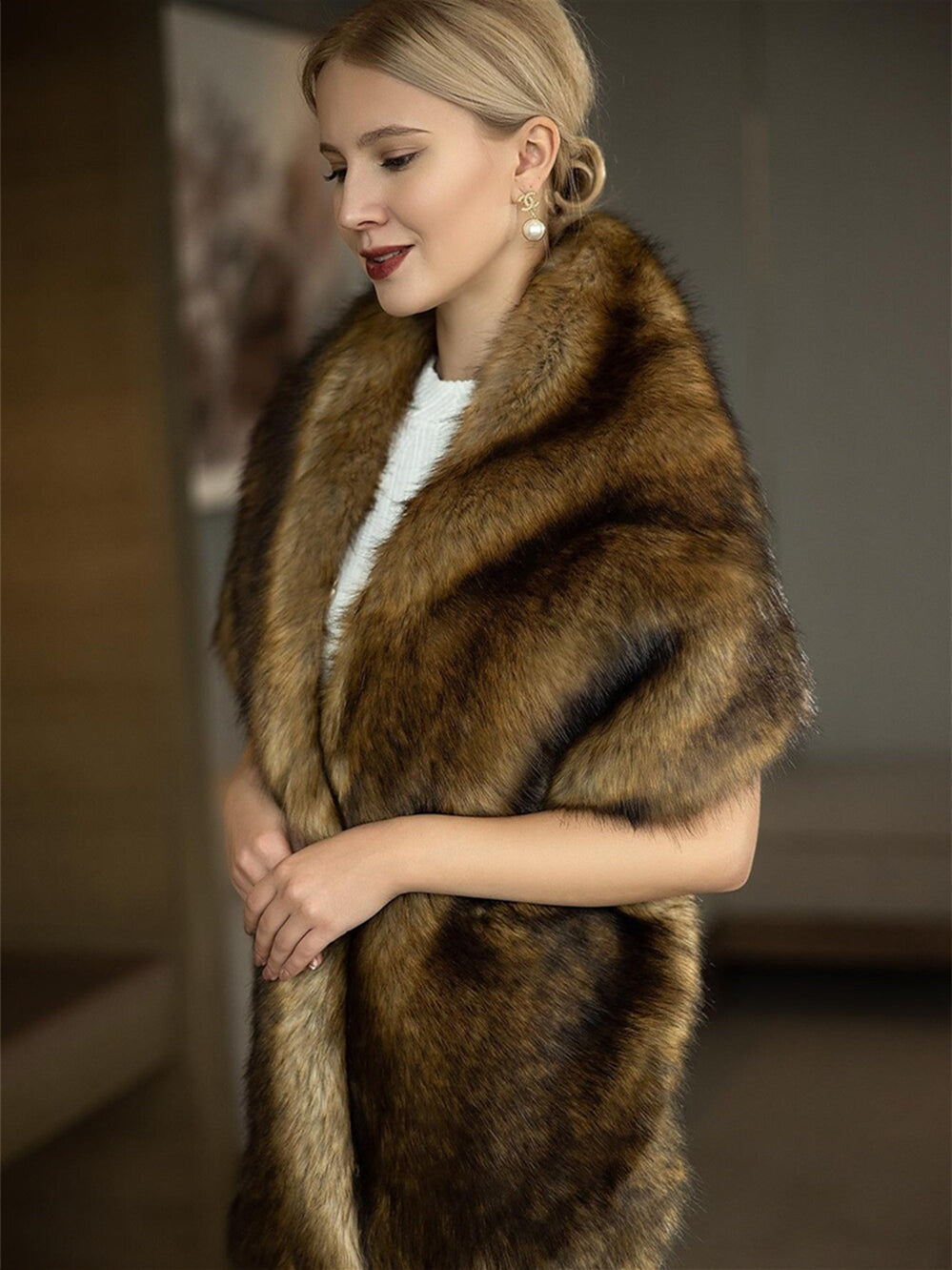 Shawls Bridal's Wraps Elegant Keep Warm Sleeveless Faux Fur Wedding Wraps With Feathers / Fur