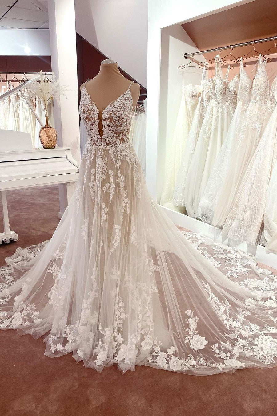 Gorgeous Spaghetti-Straps Lace Wedding Dress Tulle Sleeveless Bridal Gowns