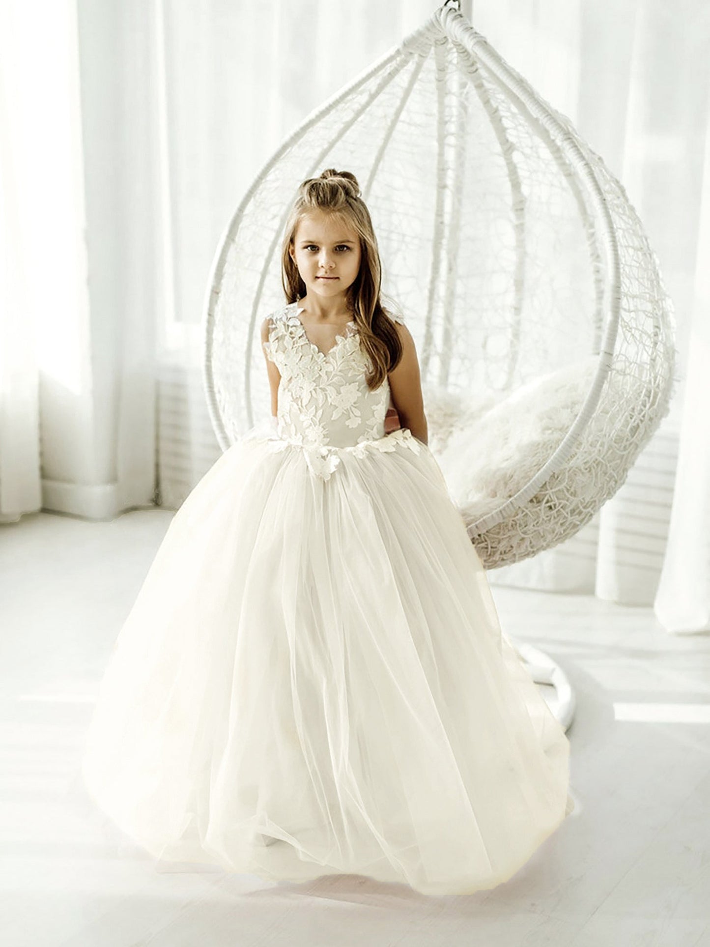 Lovely Puffy Sleeveless Flower Girl Dresses Lace Appliqued