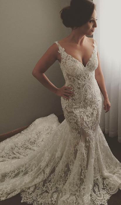 Modern Sleeveless V Neck Wedding Dress Mermaid Bridal Gowns with Lace Appliques