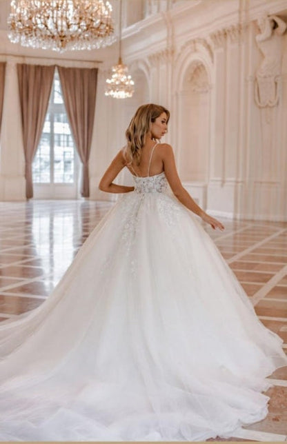 Modern Spaghetti-Straps Sleeveless Ball Gown Lace Wedding Dresses Online