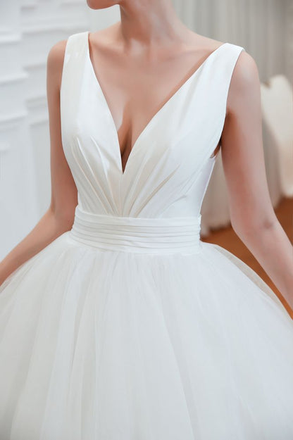 Modern V neck sleeveless White Princess Spring Wedding Dress