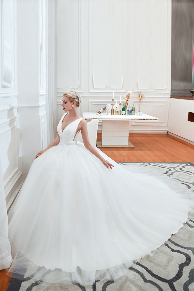 Modern V neck sleeveless White Princess Spring Wedding Dress