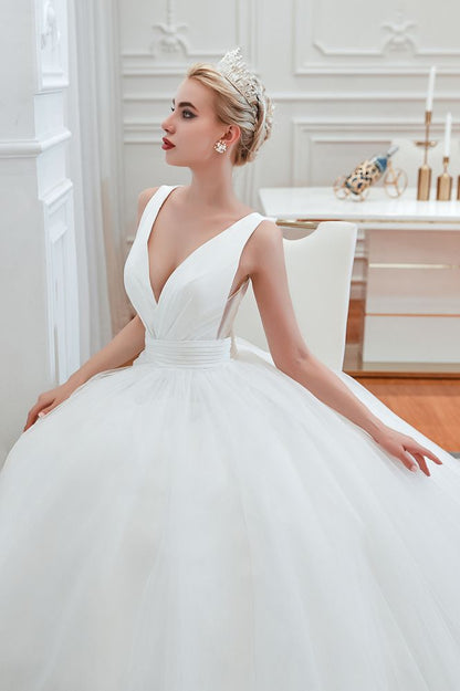 Modern V neck sleeveless White Princess Spring Wedding Dress