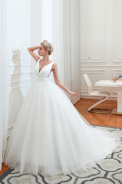 Modern V neck sleeveless White Princess Spring Wedding Dress